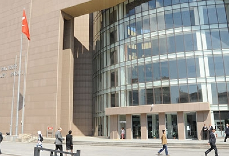 İstanbulda Ədalət Sarayının qarşısında silahlı insident olub