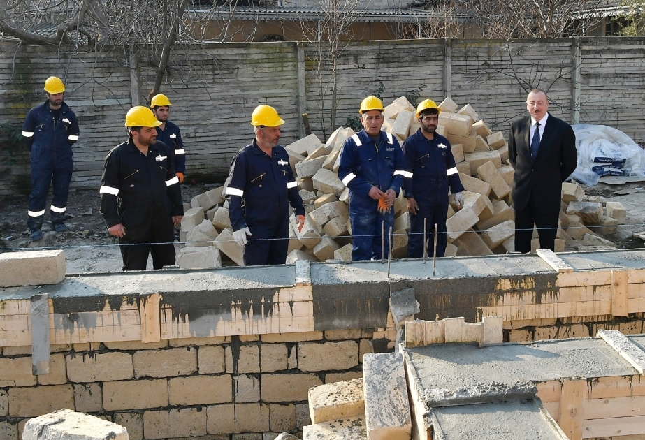 Le président Ilham Aliyev prend connaissance des travaux réalisés pour éliminer les conséquences du séisme à Aghsou VIDEO
