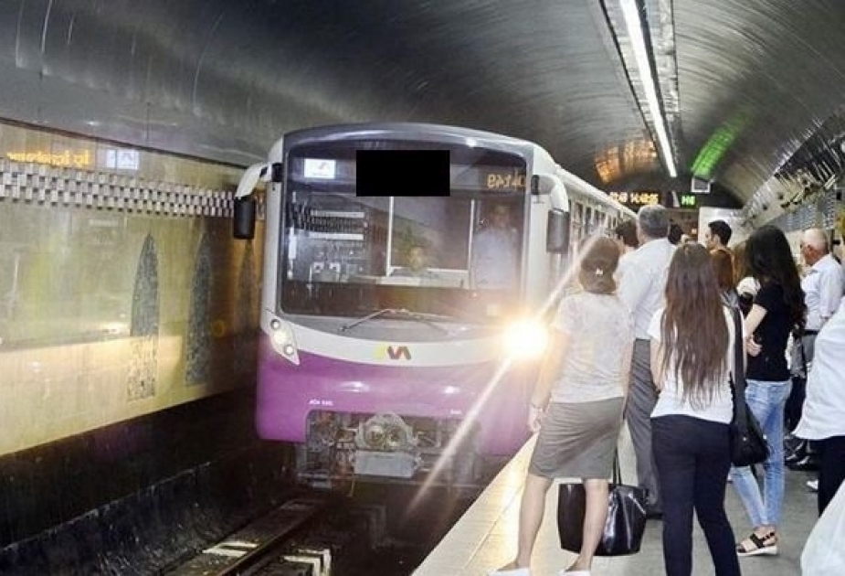 Metroda qadının pulqabısını oğurlayan şəxs polis əməkdaşları tərəfindən saxlanılıb