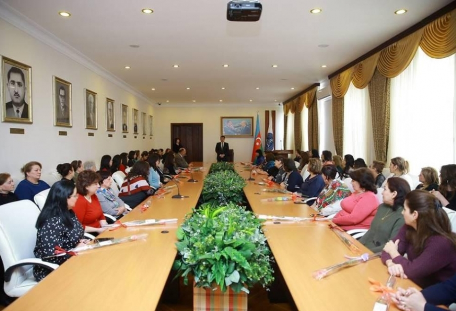 Rektor Tibb Universitetində çalışan xanımları təbrik edib