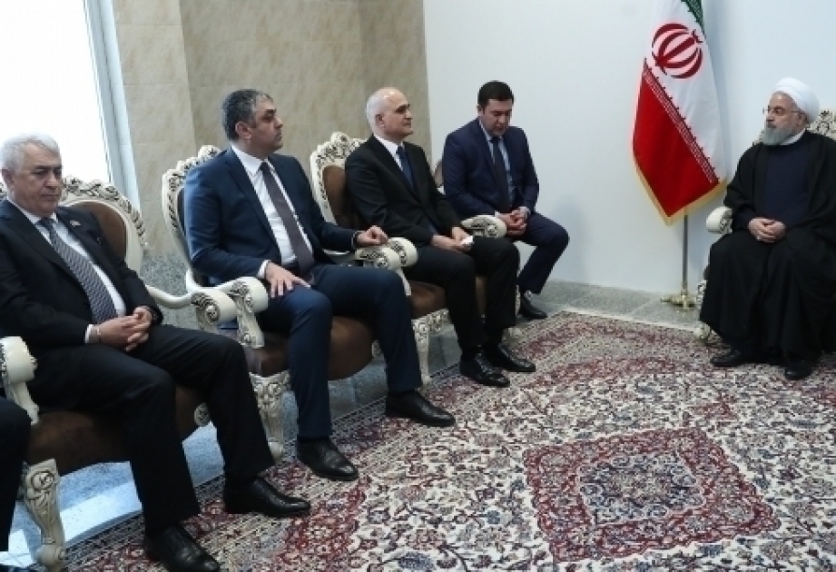 Irans Präsident trifft mit Delegation aus Aserbaidschan
