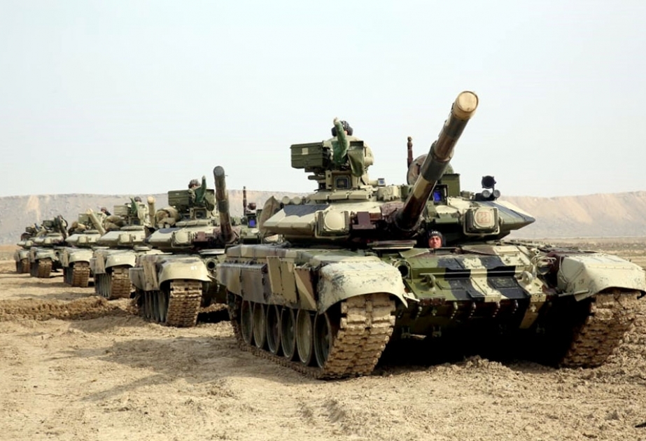 Təlimə cəlb edilmiş tank bölmələri tapşırıqları yerinə yetirirlər