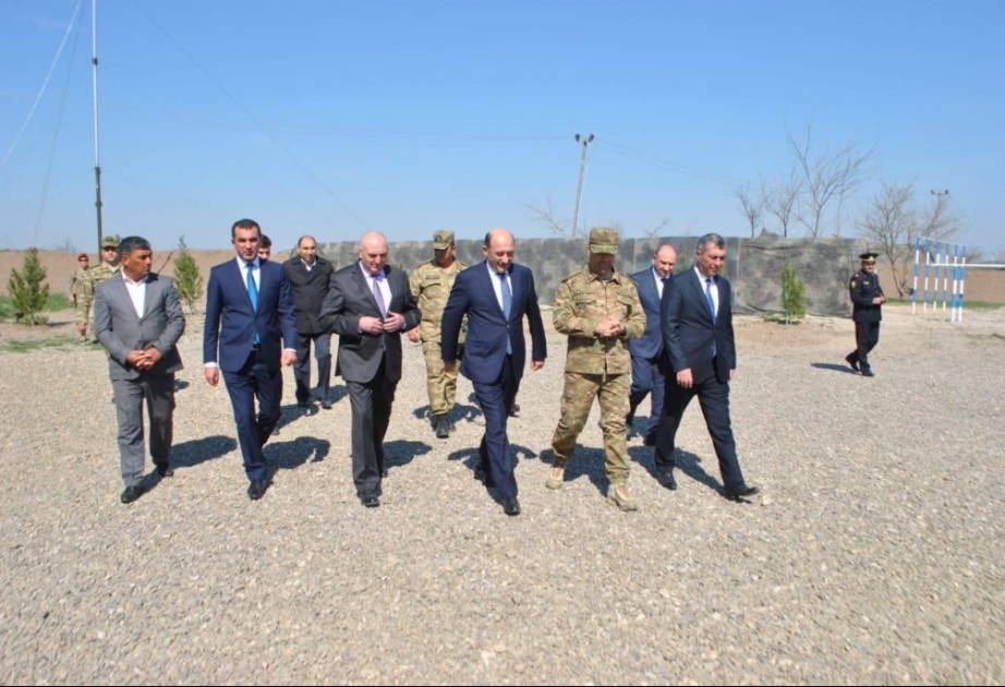 Mədəniyyət naziri ön cəbhədəki hərbçilərimizlə görüşüb