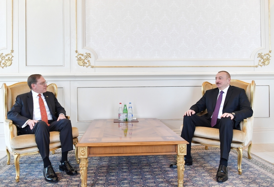 Ilham Aliyev recibe las cartas credenciales del flamante embajador de EE.UU. en Azerbaiyán