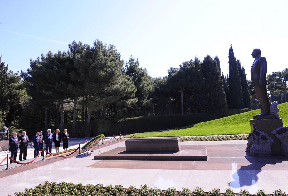 Visita de la delegación daguestana la tumba del gran líder Heydar Aliyev y el Callejón de los Mártires