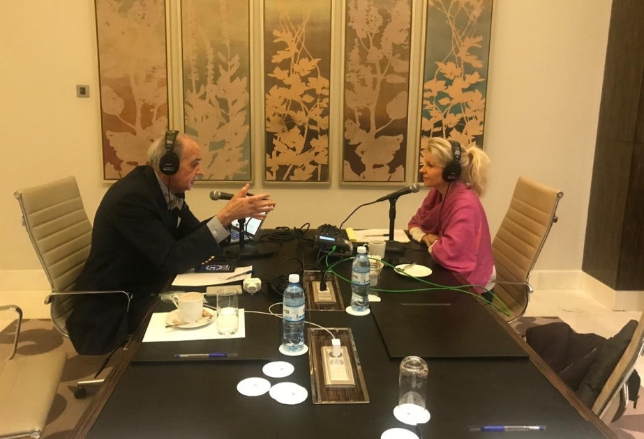 En la radio estadounidense se habló de la tolerancia y el desarrollo económico de Azerbaiyán