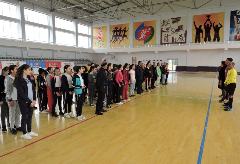 Qaxda başlanan “Qızlar futzal kuboku” turnirində 13 komanda mübarizə aparır