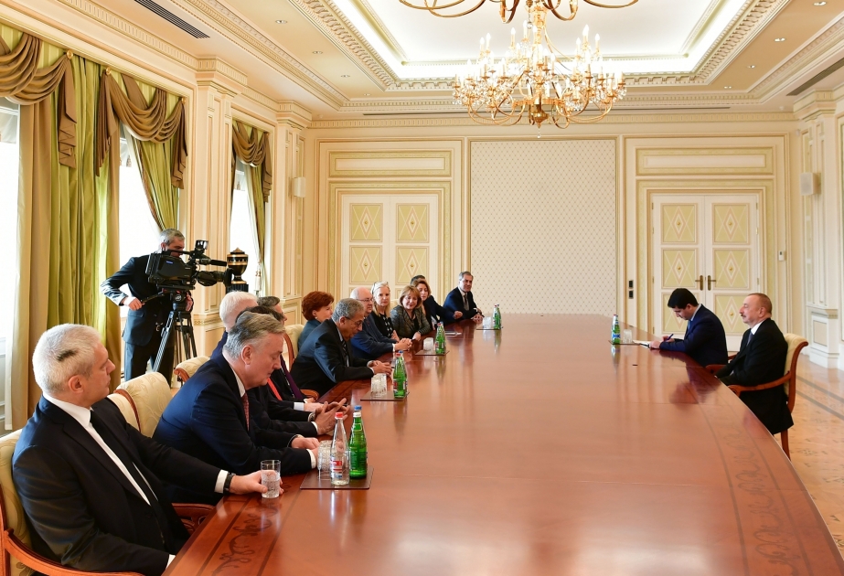 Ilham Aliyev acoge a un grupo de miembros del Centro Internacional Nizami Gandzaví