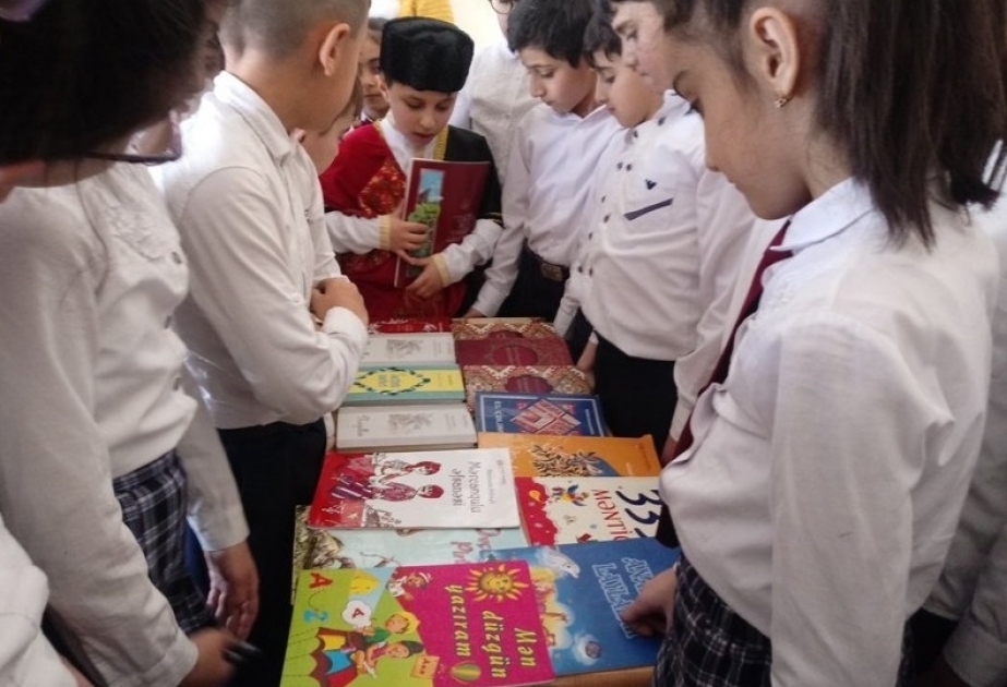 Kitabxana əməkdaşları tərəfindən səyyar sərgi təşkil olunub