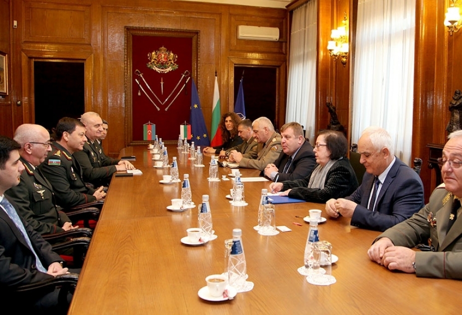 Jefe del Estado Mayor de las FF.AA. de Azerbaiyán se reúne con el ministro de Defensa búlgaro