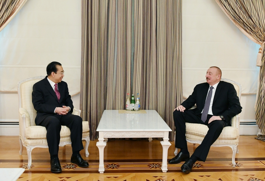 Präsident Ilham Aliyev empfängt Präsident des Chinesischen Nationalen Instituts für auswärtige Angelegenheiten VIDEO