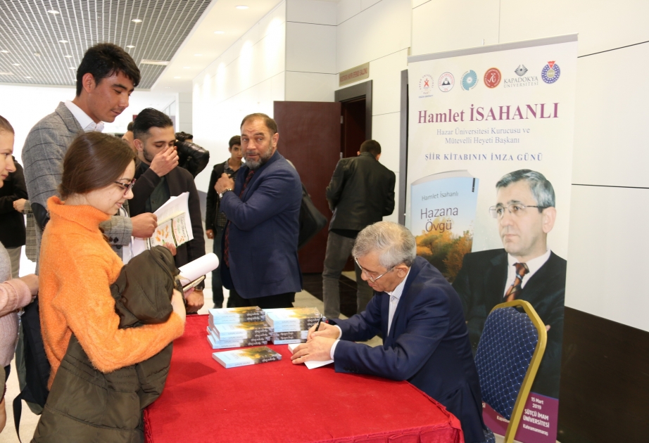Hamlet İsaxanlı türkiyəli oxucularla görüşüb