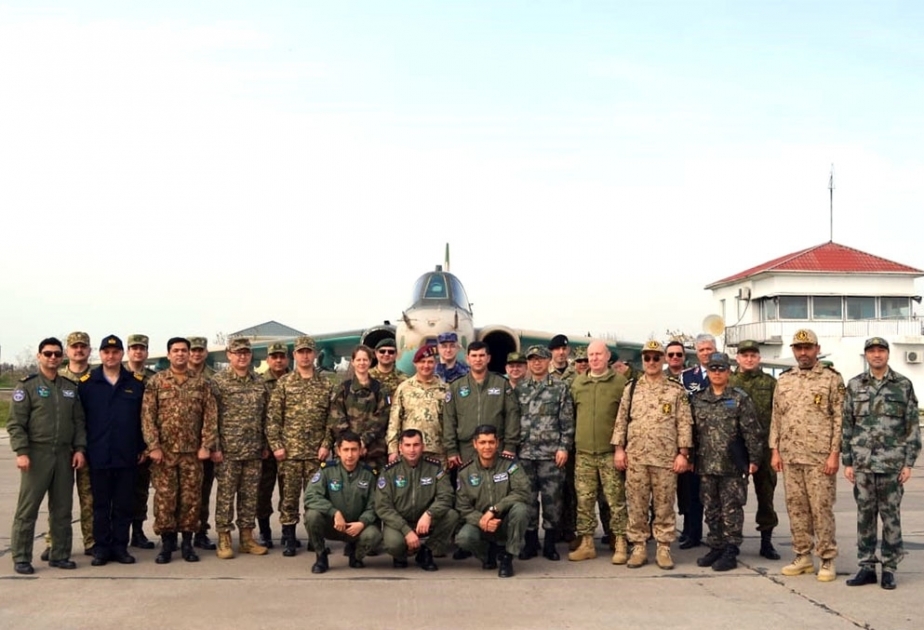 Les attachés de défense des pays étrangers en Azerbaïdjan visitent une base aérienne de l’Armée de l’air