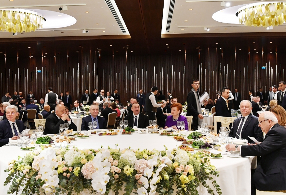Yeddinci Qlobal Bakı Forumunun iştirakçılarının şərəfinə ziyafət verilib YENİLƏNİB VİDEO