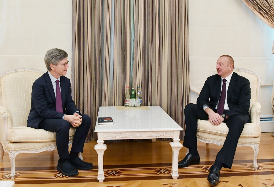 Ilham Aliyev acoge a Jeffrey Sachs