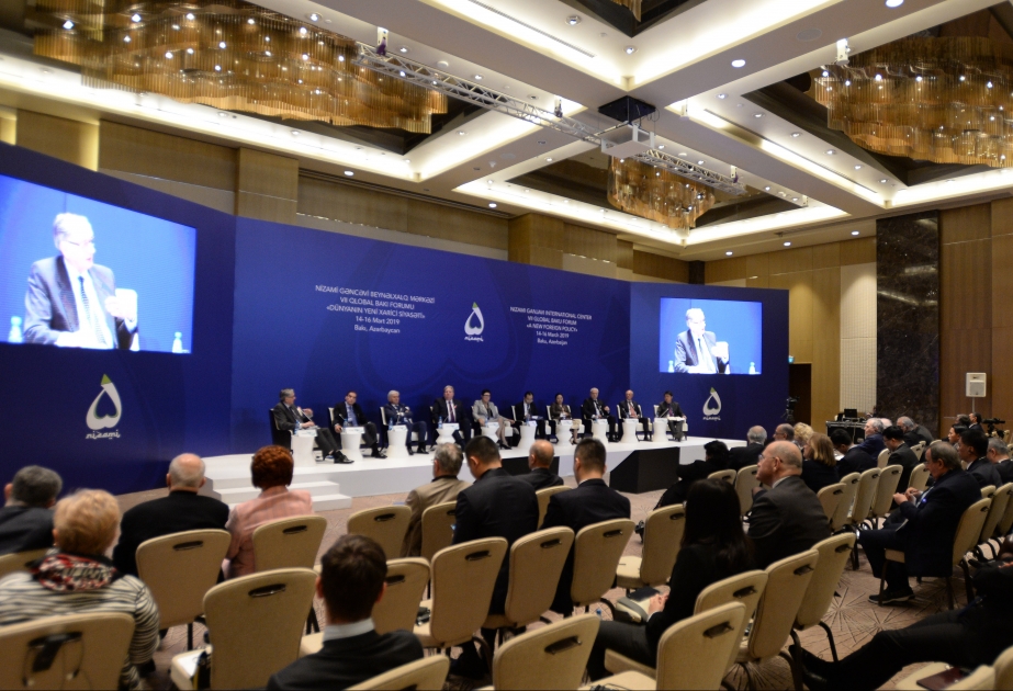 Qlobal Bakı Forumunun altıncı panel iclası dünya üçün Çinin inkişafı və imkanları mövzusuna həsr olunub