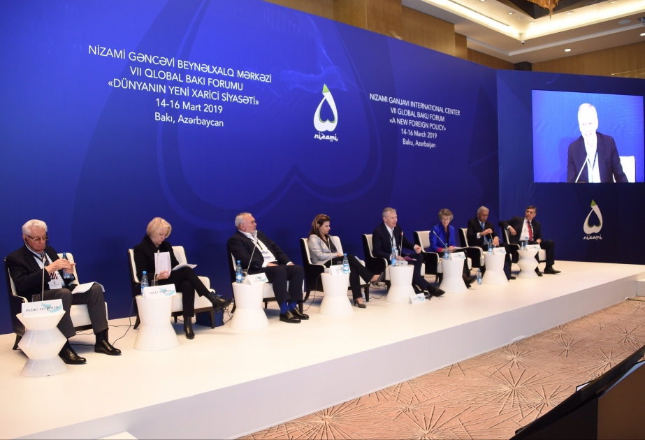 Forum çərçivəsində növbəti panel iclas “İnformasiya dolğunluğu və dezinformasiya riski” mövzusuna həsr olunub