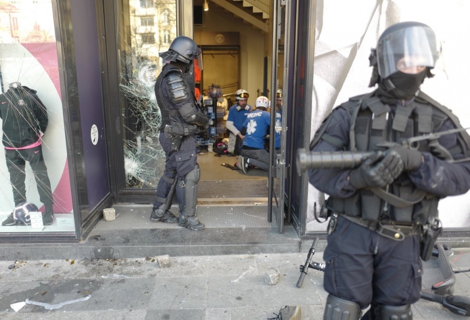 Fransada “sarı jiletlilər” aksiyası: Parisdə brend mağazalar qarət edilib və yandırılıb