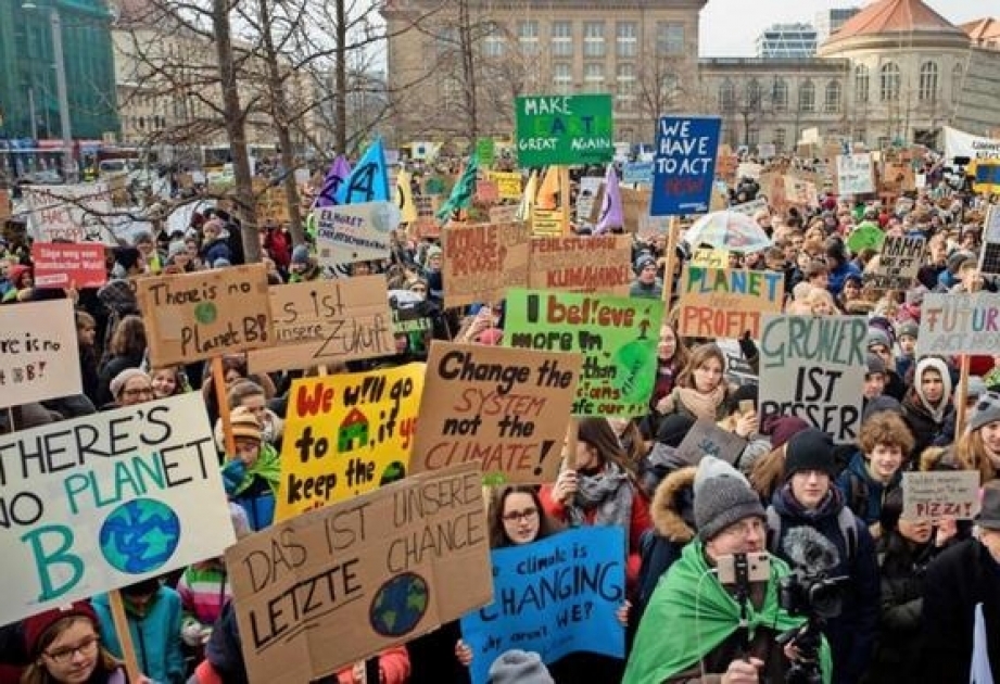 В Берлине школьники вновь призвали политиков побольше думать о климате