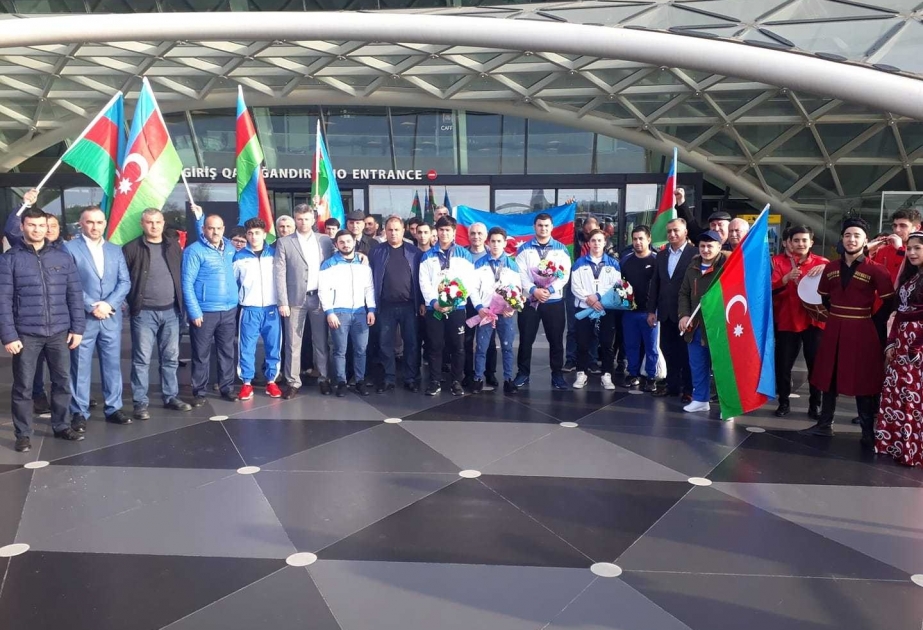Dünya birinciliyində uğurla çıxış edən Azərbaycan komandası Bakıya qayıdıb