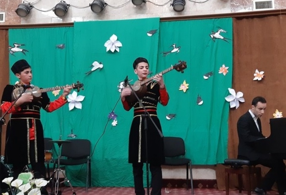 Elimizə bahar gəlir...