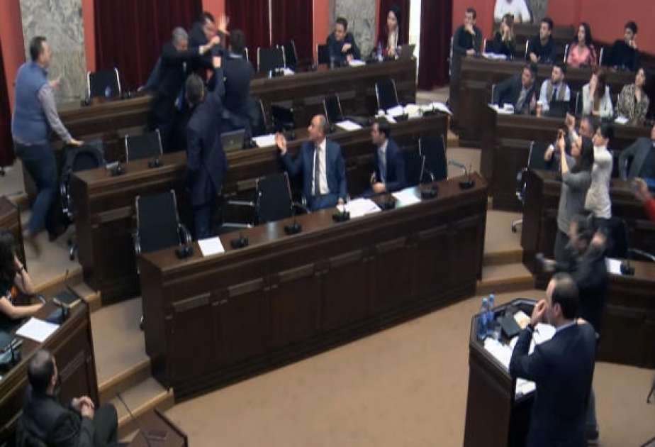 Gürcüstan parlamentində deputatlar arasında dava düşüb