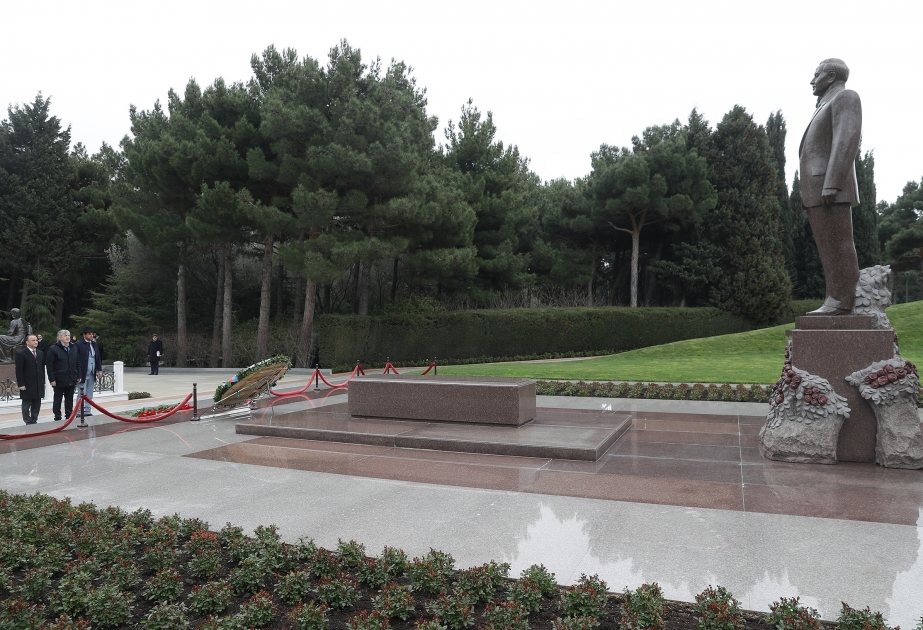 俄罗斯杰尔宾特市和马加斯市代表团拜谒我国全民领袖盖达尔·阿利耶夫墓和烈士陵园
