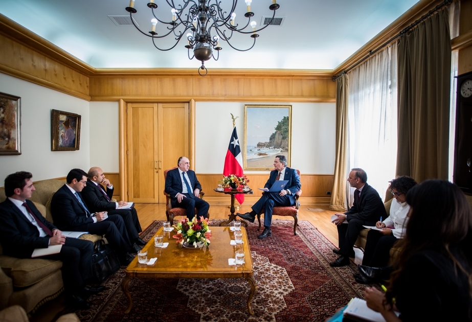 Elmar Mammadyarov se reúne con su homólogo chileno