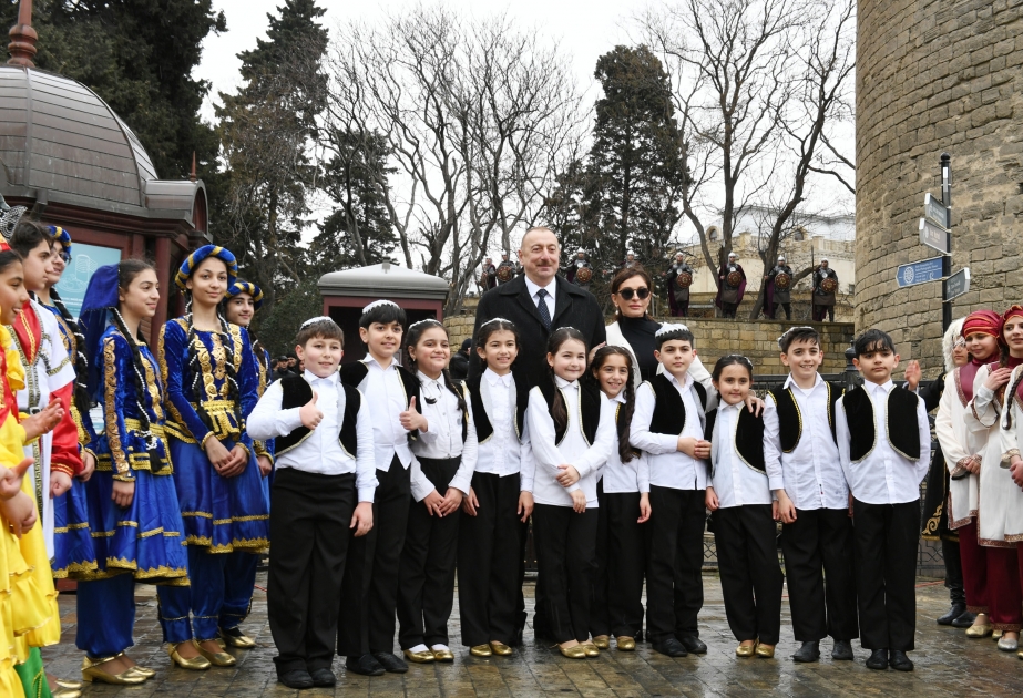 Novruz bayramı münasibətilə Bakıda ümumxalq şənliyi təşkil olunub  Prezident İlham Əliyev və birinci xanım Mehriban Əliyeva xalqla birlikdə Novruz şənliklərində iştirak ediblər  YENİLƏNİB 3