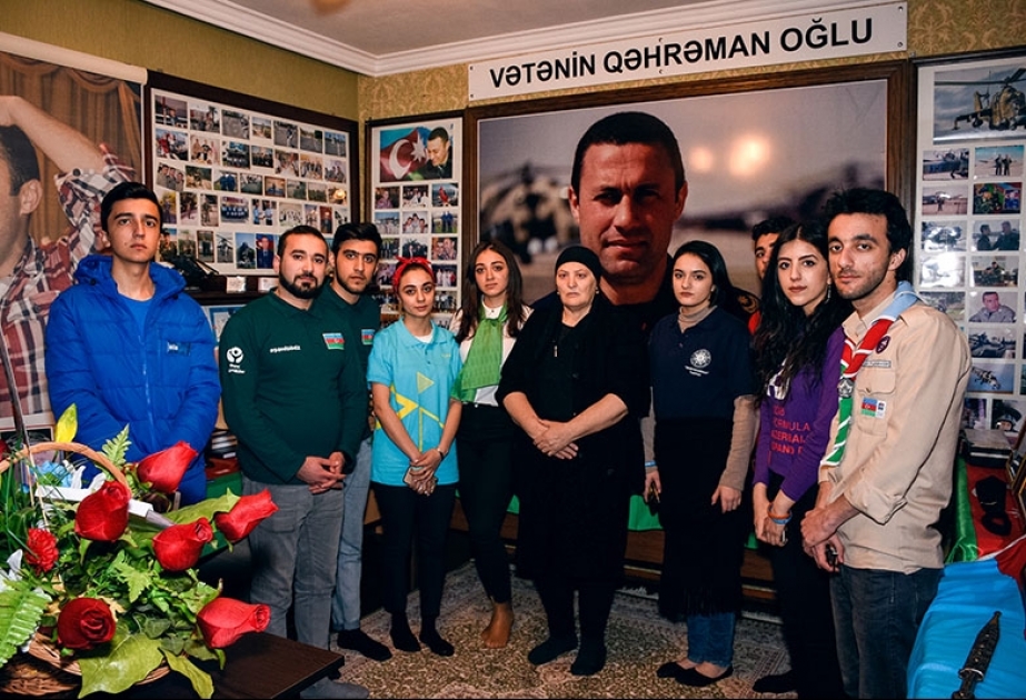 Gənclər Aprel şəhidlərinin ailələrini ziyarət ediblər