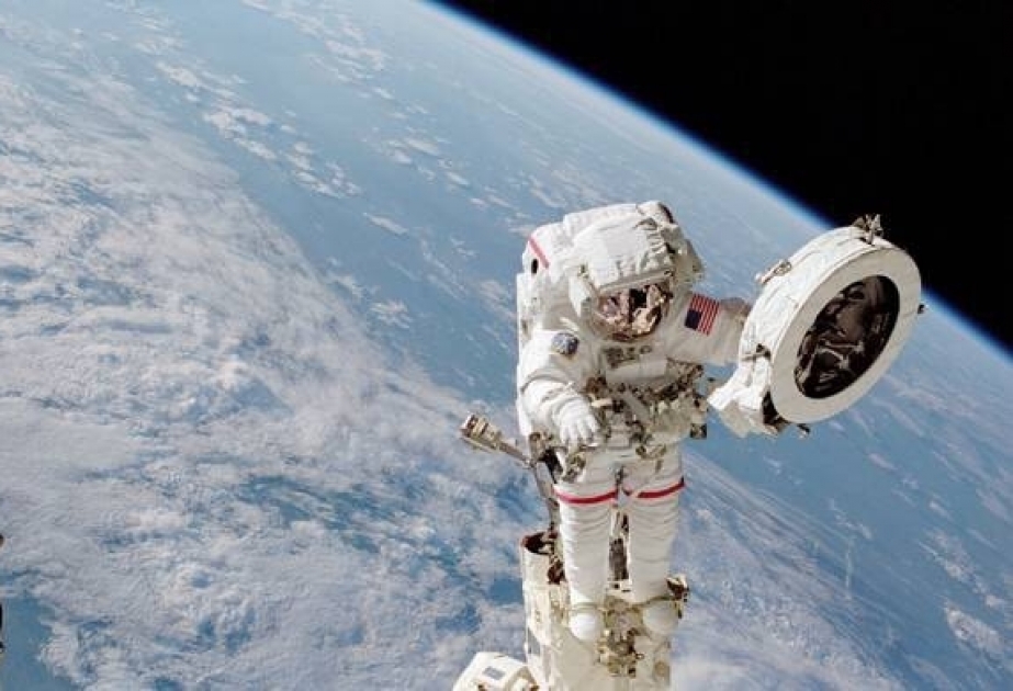 Astronautas McClain y Hague salen al espacio exterior para cambiar baterías en EEI