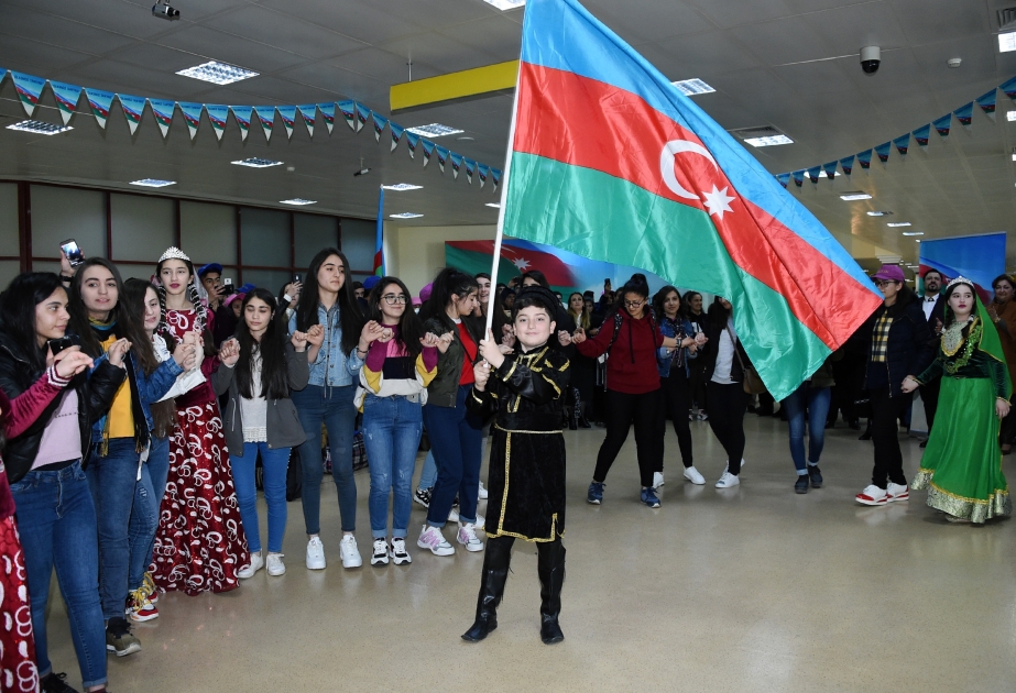 Naxçıvanlı məktəblilər “Ölkəmizi tanıyaq” tur-aksiyası çərçivəsində Bakıya gəliblər