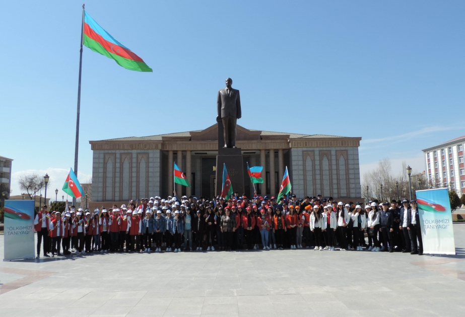Bakılı məktəblilər Naxçıvan şəhərindəki tarixi, mədəni və təhsil müəssisələri ilə tanış olublar