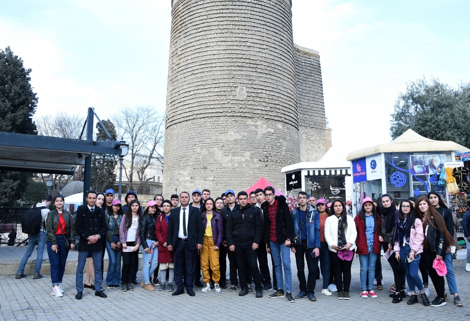 Naxçıvan məktəbliləri İçərişəhərlə tanış olublar