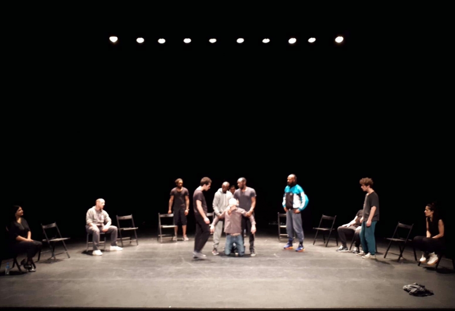 Fransada teatr tamaşasında xalq mahnılarımız ifa olunub