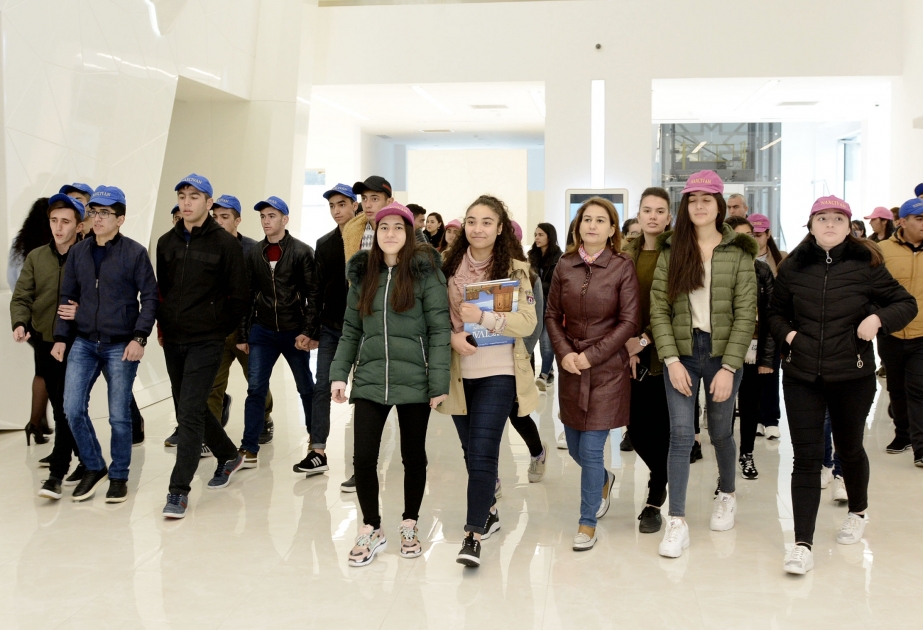 “Ölkəmizi tanıyaq”: Naxçıvanlı şagirdlər Bakı Gənclər Mərkəzi ilə tanış olublar