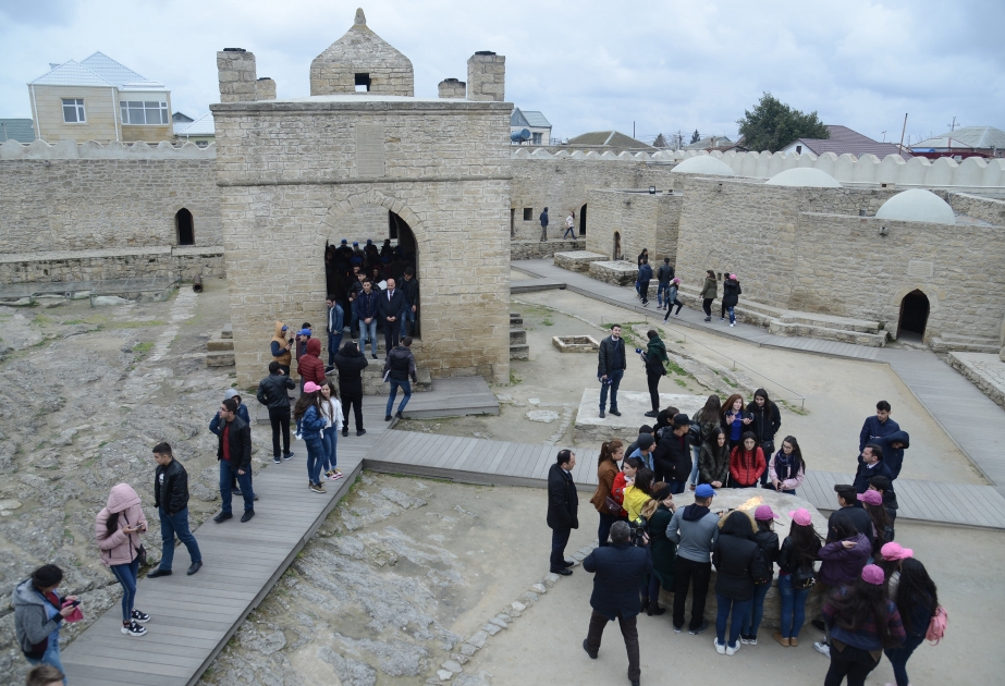 Naxçıvanlı məktəblilər “Atəşgah məbədi” və Zirə Mədəniyyət Mərkəzindən xoş təəssüratla ayrılıb VİDEO