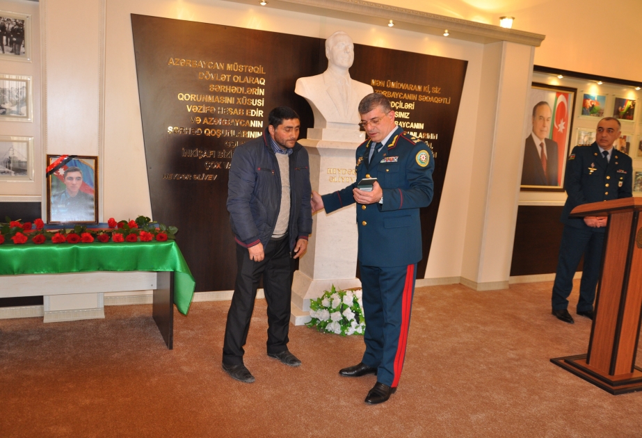 Şəhid sərhədçinin atasına “Hərbi xidmətdə fərqlənməyə görə” 3-cü dərəcəli medalı təqdim olunub