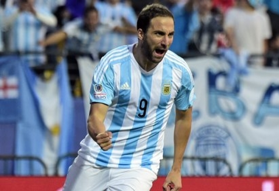 Qonsalo İquain Argentina yığmasındakı karyerasını başa vurub