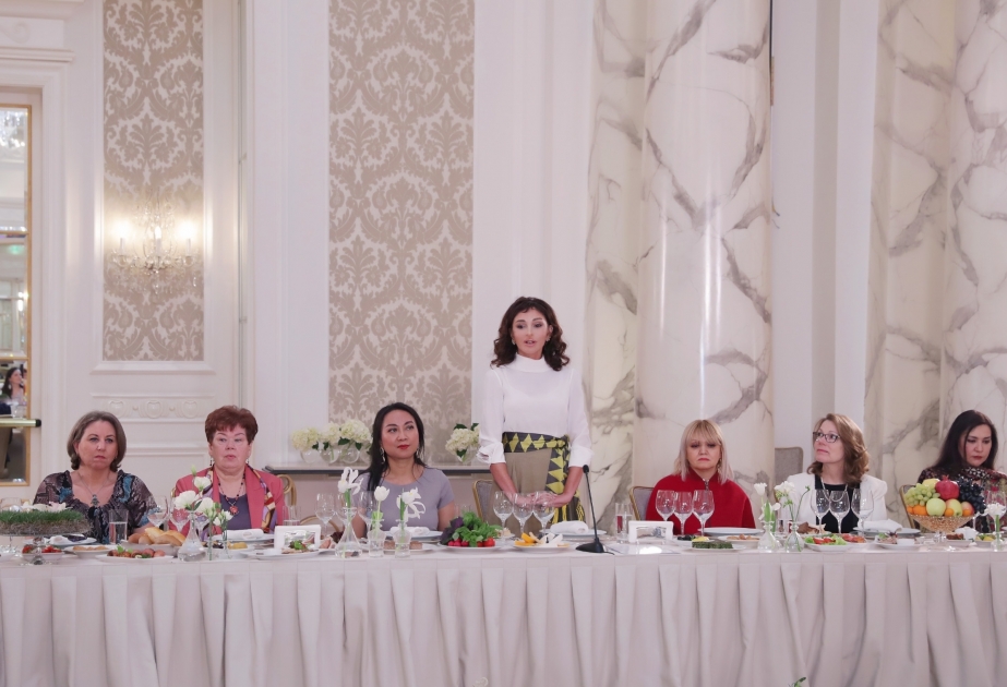 Primera vicepresidenta de Azerbaiyán se reúne con las cónyuges de los jefes de las misiones diplomáticas