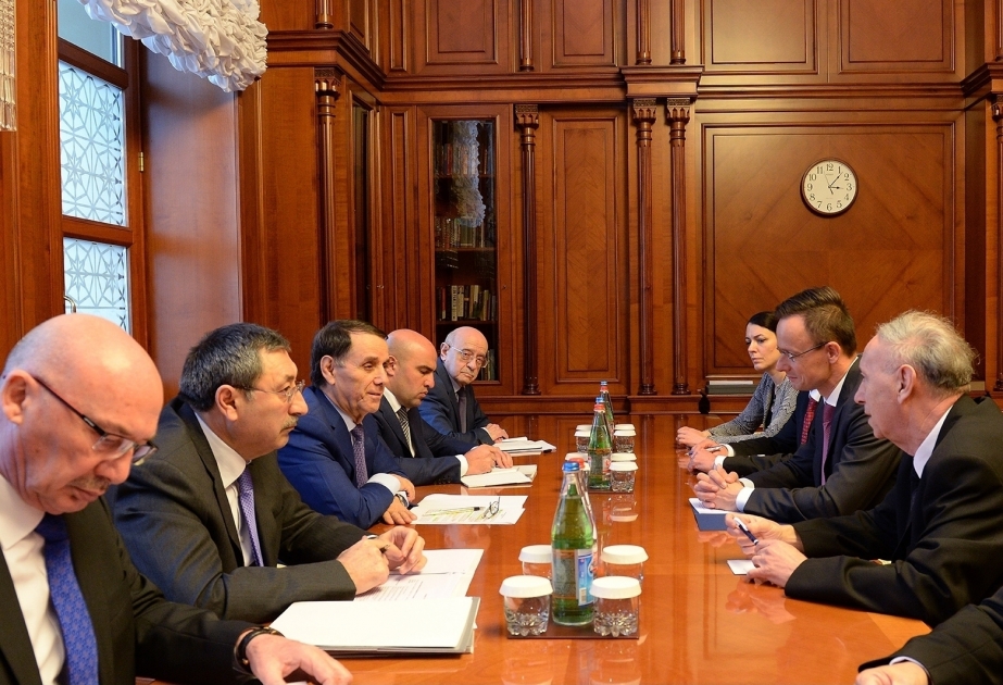 Le Premier ministre azerbaïdjanais reçoit la délégation menée par le ministre hongrois des Affaires étrangères et du Commerce extérieur