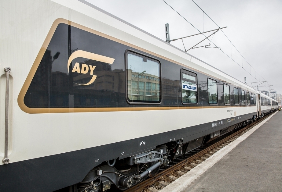 Un train de voyageurs qui roulera sur la ligne ferroviaire Bakou-Tbilissi-Kars arrive à Bakou