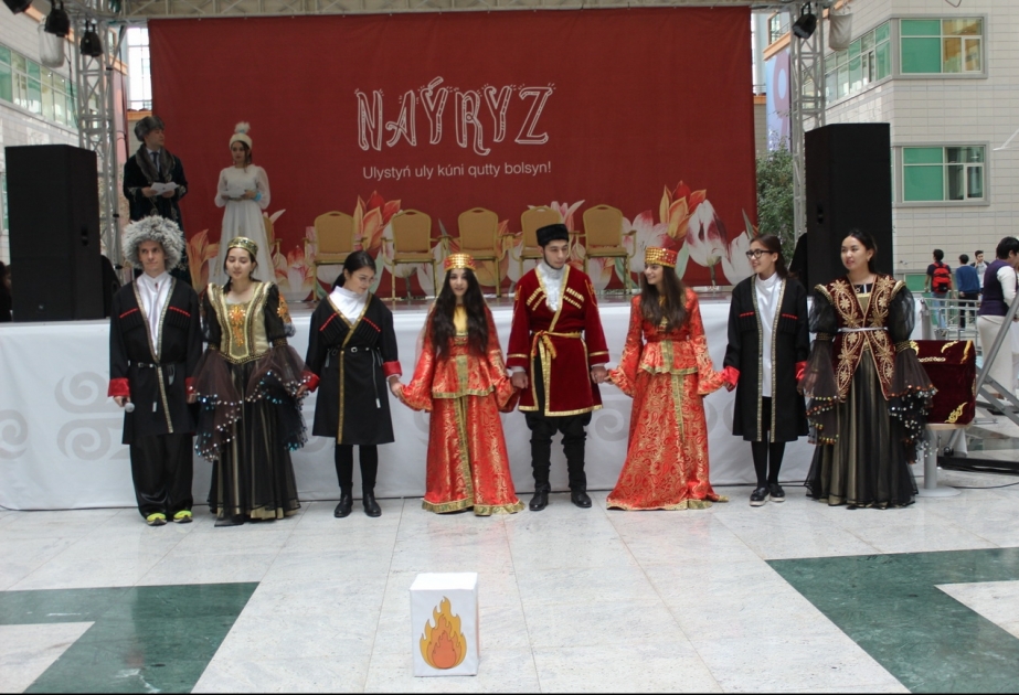 Nazarbayev Universitetində keçirilən festivalda Azərbaycan stendi qurulub
