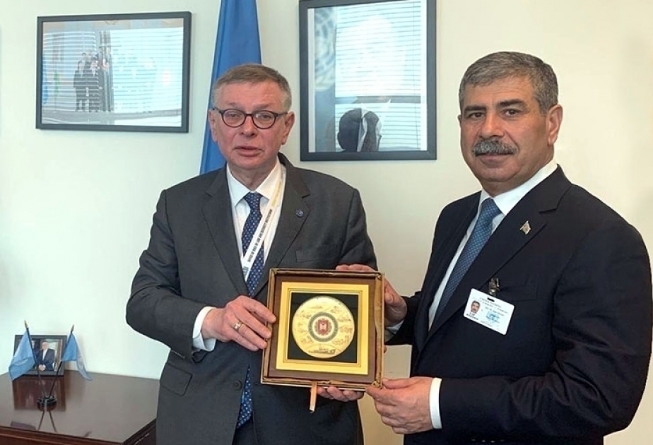 阿塞拜疆国防部长会见联合国助理秘书长