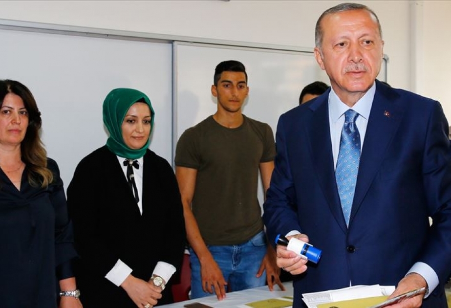 Türkiyə Prezidenti Rəcəb Tayyib Ərdoğan İstanbulda səs verib