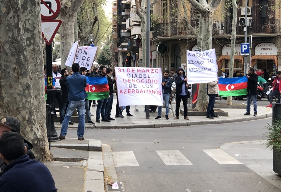 Barselonada azərbaycanlılar erməni təxribatına qarşı etiraz aksiyası keçiriblər VİDEO
