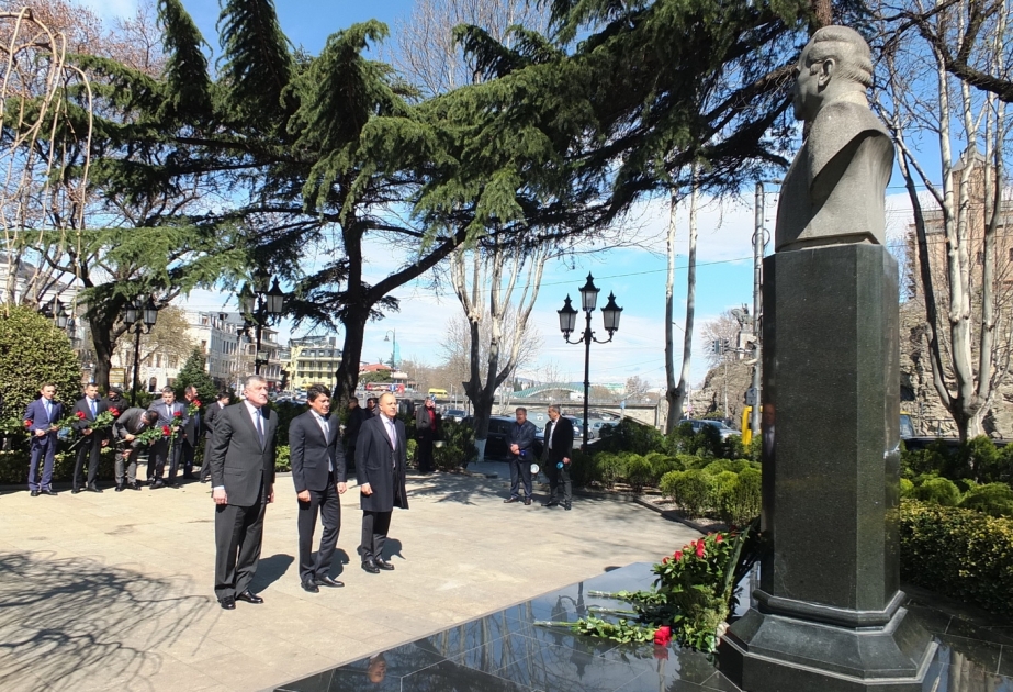 Tbilisidə ulu öndər Heydər Əliyevin abidəsi ziyarət edilib