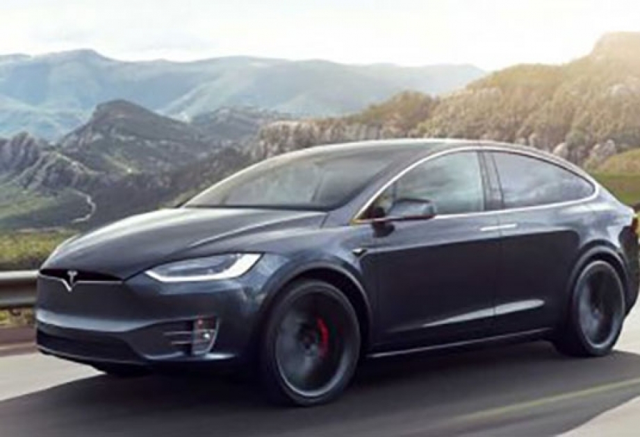 Автопилот Tesla удалось взломать с помощью наклеек на дороге