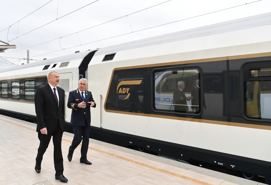 Präsident Ilham Aliyev besichtigt Personenzug, der auf Baku-Tiflis-Kars Strecke verkehren wird VIDEO