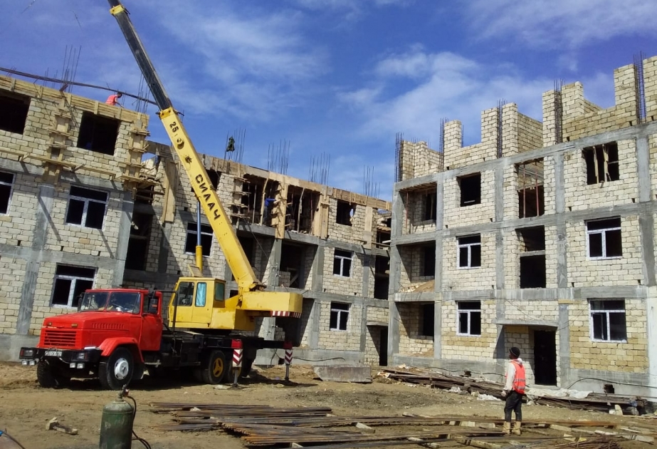 Biləsuvarda inşa olunan 48 mənzilli binanın tikinti işlərinin 70 faizi görülüb